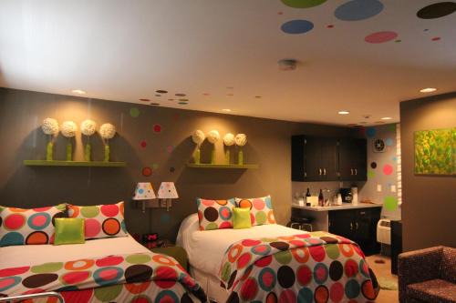 Roxbury Hotel | Experience The Roxbury: 5-Star Stay with Pool & Hot Tub