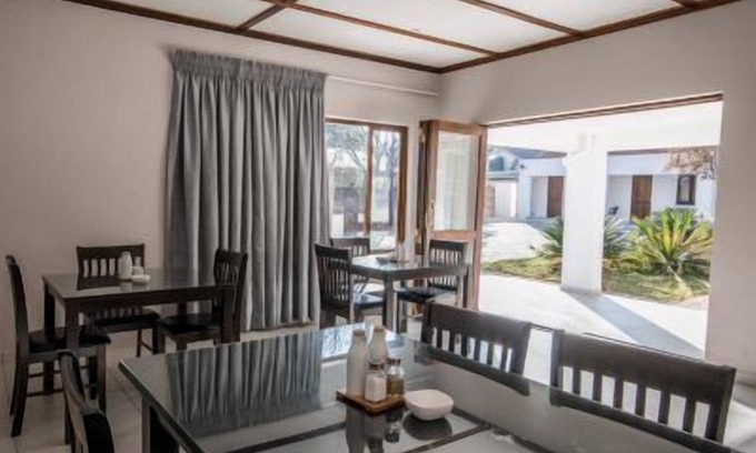 Klerksdorp House | Welcoming Royal Guest House: Breakfast & Kitchen Amenities