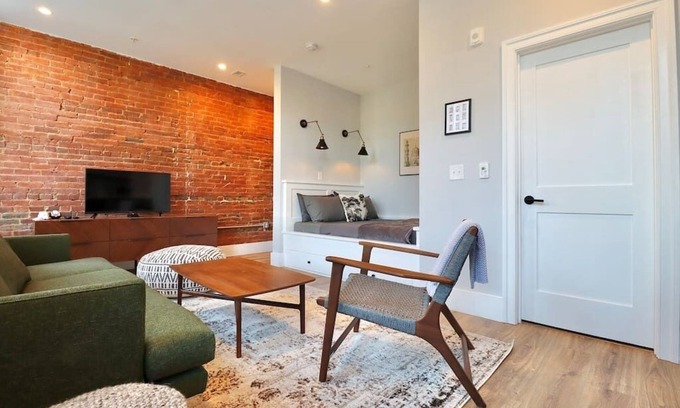 Old Town Alexandria Apartment | Elegant Royal Suite at Prince Street Inn with Breakfast & Kitchen