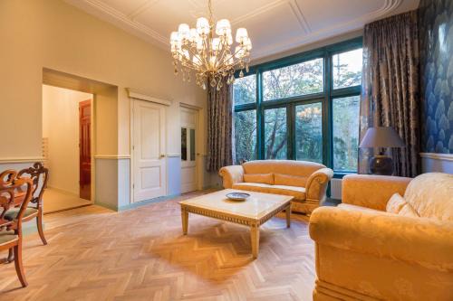 The Hague Center Apartment | Elegant Royal Suite II - R.Q.C. with Child-Friendly Amenities