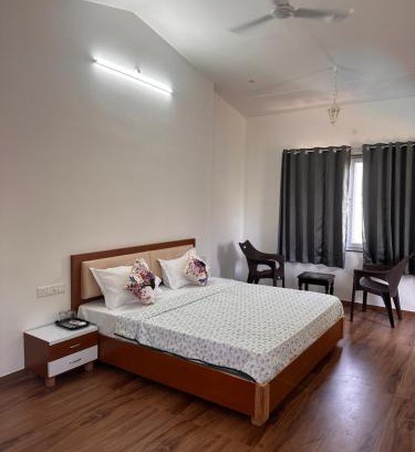 Udaipur House | Cozy Rukmani Homestay & Garden: Pet-Friendly Retreat