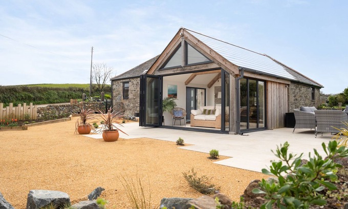 Helford Passage Cottage | Pet-Friendly Coastal Cottage: The Rum House in Porthallow