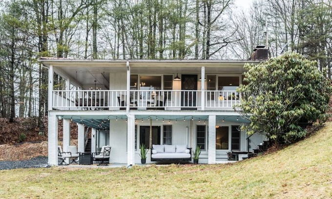 West Jefferson House | Rustic Retreat: Pet Friendly & Close to West Jefferson