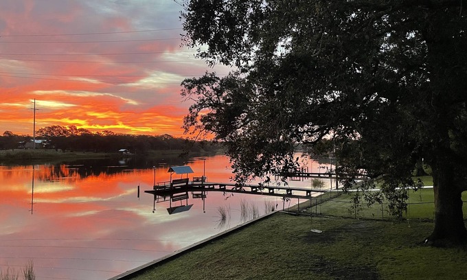 Brazoria House | Perfect Getaway: The Rustic Retreat on the San Bernard River