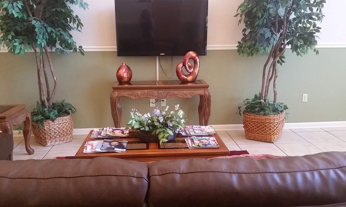 Rutledge Hotel | Discover The Rutledge Inn: Family-Friendly with Pool Access