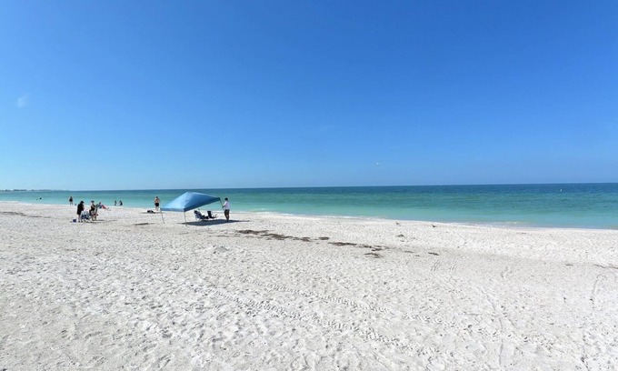 Holmes Beach House | Family-Friendly Ocean View Villa with Pool & Breakfast
