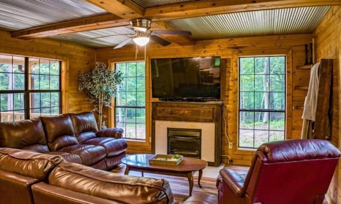Oakland Cabin | Discover The Sac Au Lait Chalet: Spa & Family-Friendly Retreat