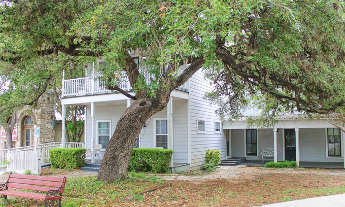 Salado Apartment | The Salado Inn Tyler Suite