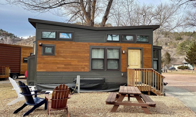Lyons Resort | Cozy Tiny Home for 5 in the Rockies - Family-Friendly Retreat