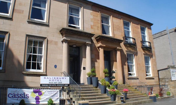 Newington Hotel | Discover The Salisbury Hotel: Family-Friendly with Dining