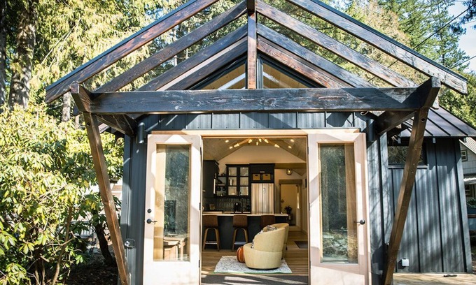 Welches House | Explore The Salmon River Cottage: Ocean Views & Breakfast
