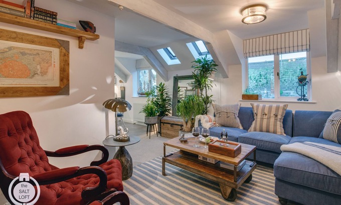 Fowey Apartment | Idyllic Salt Loft Retreat: Oceanfront, Spa & Pool Access