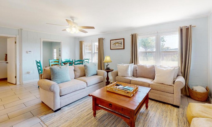 Flour Bluff House | Discover The Saltbox: Pet-Friendly Retreat with Pool Access