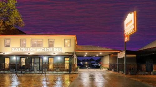 Hay Hotel | Top-Rated Saltbush Motor Inn with Oceanfront Pool Access
