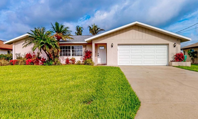 Gulf Cove House | Discover The Salty Dog: Pet Friendly with Pool Access