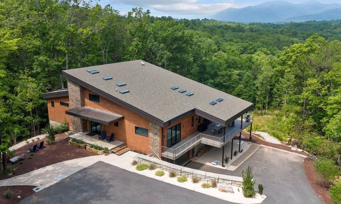 Marion House | Cozy Retreat at Table Rock: Hot Tub & Mountain Views