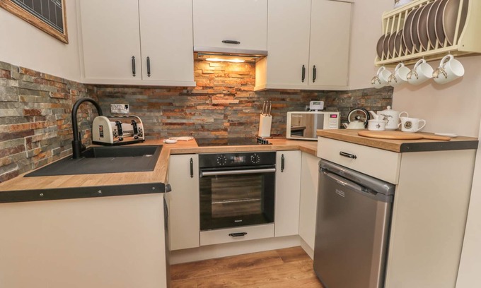 Marske-by-the-Sea Cottage | Discover The Sanctuary: Pet-Friendly Oceanfront Retreat