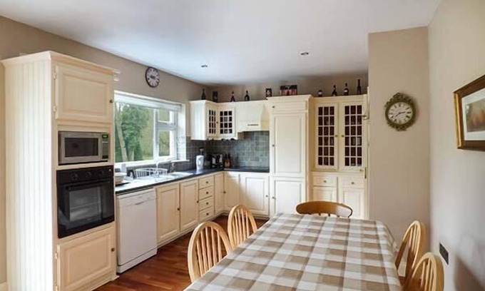 Churchfield Cottage | Discover The Sanctuary: Family-Friendly Retreat with Breakfast