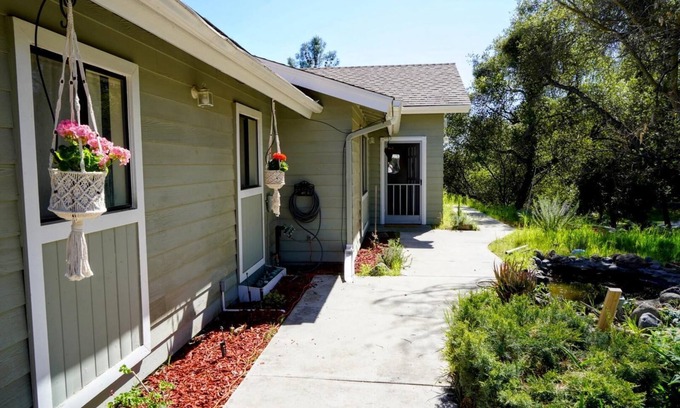Yosemite Lakes House | Relaxing Sanctuary near Yosemite with Hot Tub & Pool