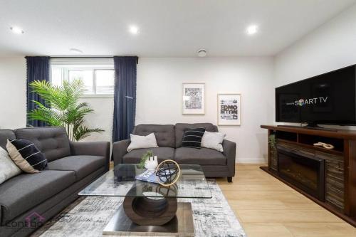 Jasper Place House | The Sanctuary Suite, Near Rogers & WEM, WiFi!