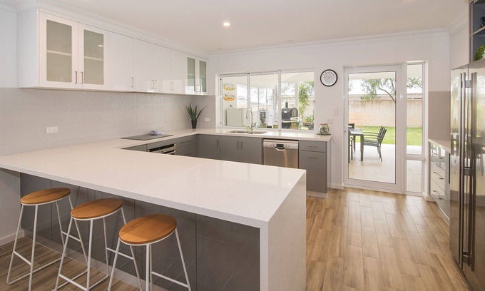 Broadwater House | Beachfront Bliss at The Sand Castle – Top Rated 9.8/10