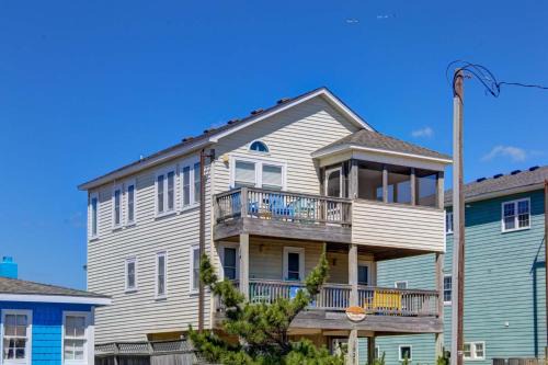 Kill Devil Hills House | Experience The Sandbox: Pet-Friendly Oasis with Pool & Breakfast