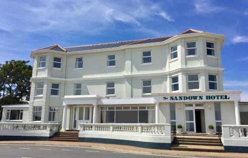 Sandown Hotel | Beachfront Sandown Hotel with Breakfast & Family Amenities