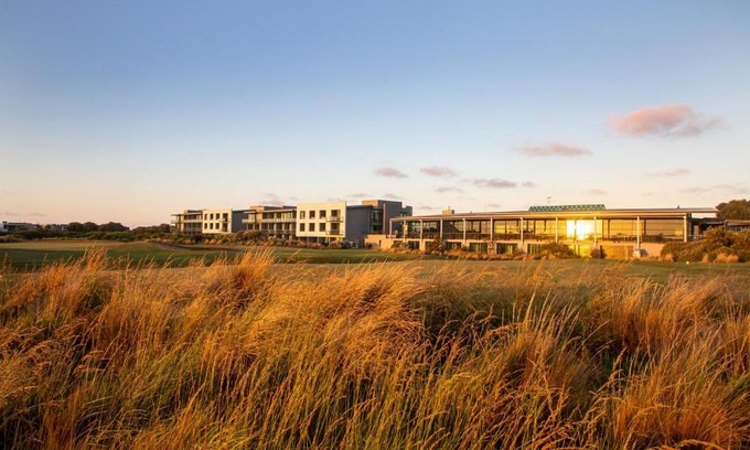 Torquay Hotel | Discover The Sands Torquay: Pet-Friendly with Pool Access