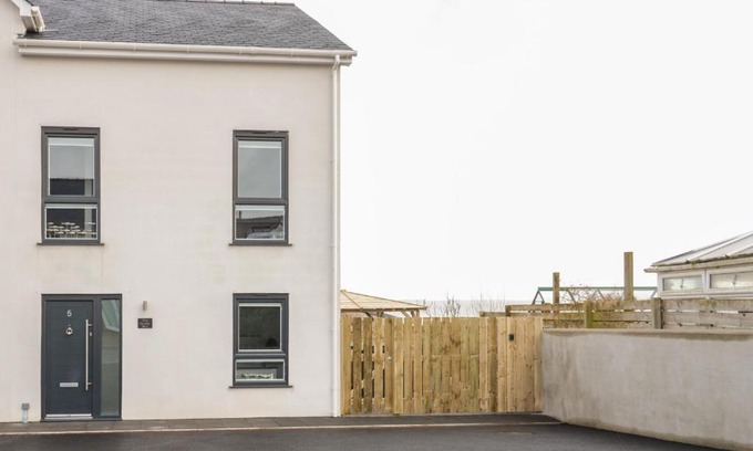 Tyn-y-Gongl House | Discover The Sandy Bee: Family & Pet Friendly Retreat