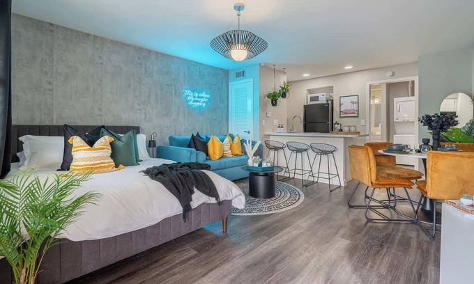 Allandale Apartment | Discover The Sapphire: Family-Friendly with Smart TV!