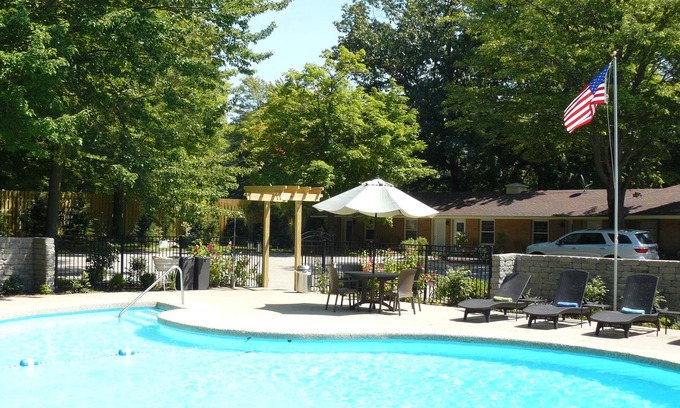 Saugatuck Hotel | Explore The Saugatuck Retro Resort Motel with Pool & Kitchen