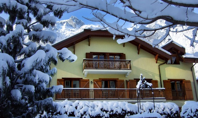 Chamonix City Centre Apartment | Relaxing Savoyard Little Apartment with Pool in Chamonix