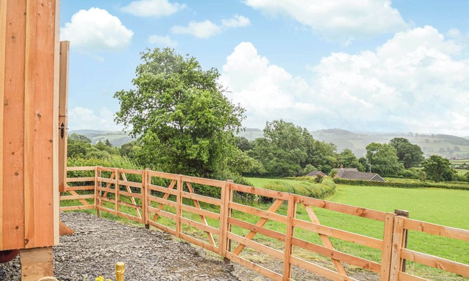 Caersws Cottage | Cozy 1 Bedroom Retreat in Trefeglws with Lake Views