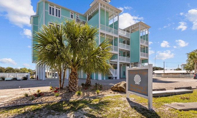 Steinhatchee Condo | Discover The Scallop Inn: Pet-Friendly & Poolside Retreat