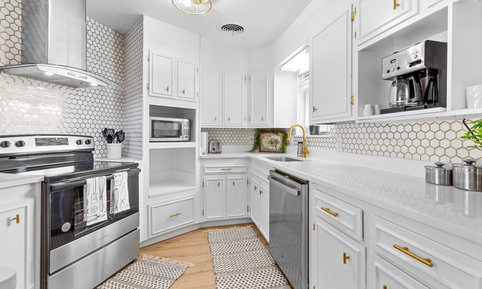Sayles Blvd. Area House | Experience The Scarlet: Top-Rated Stay with Spa & Breakfast