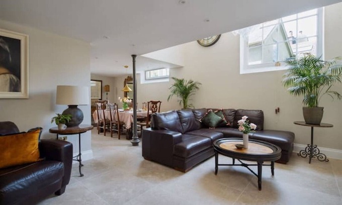 Ashburton House | Experience Comfort at The School House with Spa & Pet-Friendly Options
