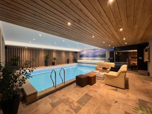 Axel Bed & Breakfast | Discover The Script: 4-Star Retreat with Pool & Hot Tub