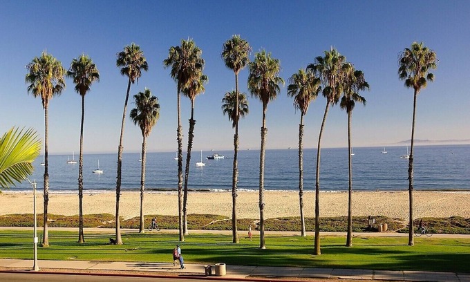 East Beach House | Experience Coastal Elegance at The Sea Captain's House