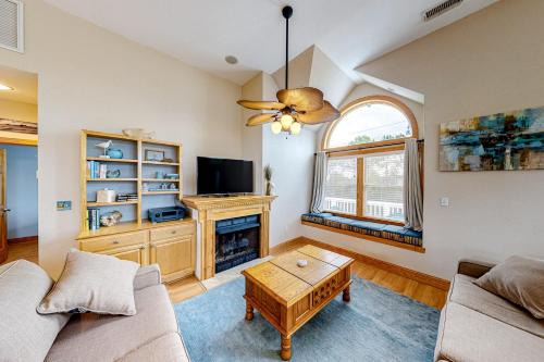 Wind Over Waves House | Relax at The Seagull's French Fry with Pool & Hot Tub