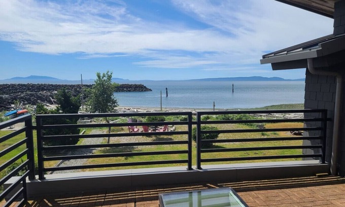 Point Roberts House | The Seaside Getaway