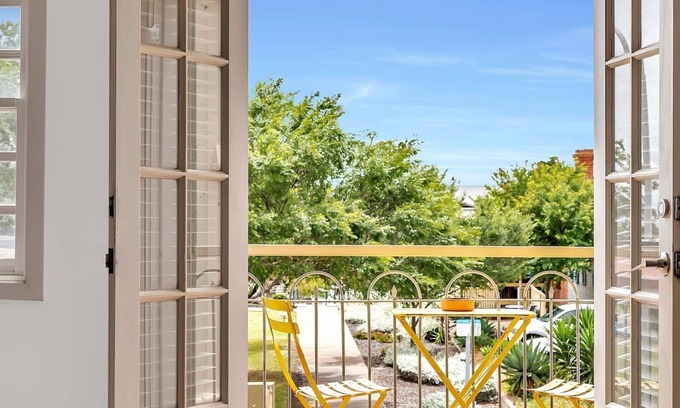 Semaphore Apartment | Discover The Seaside Loft: Oceanfront Bliss Awaits You