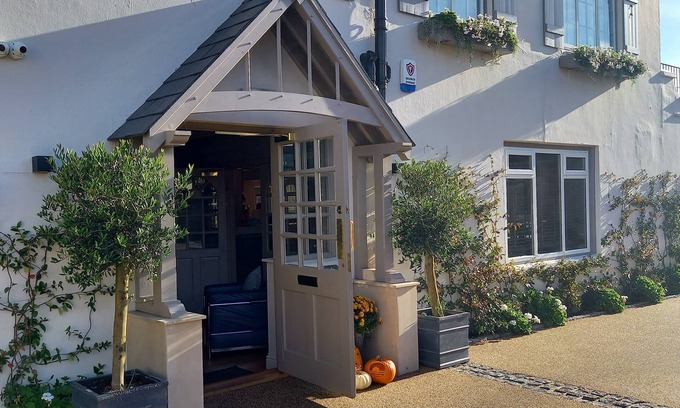 Littlehampton Hotel | Seaview Retreat in East Preston with Breakfast Included