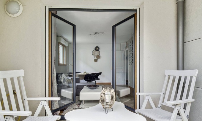 Saint-Cyr-l'Ecole Apartment | Discover The Secret Garden: Family-Friendly Retreat Awaits