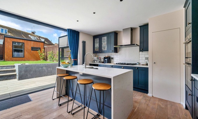 Roehampton House | Ideal Wimbledon Retreat for Families with Kitchen Access
