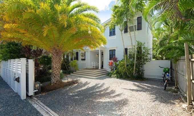 White St. Gallery House | Experience Bliss at The Secret Grotto: Rated 10/10