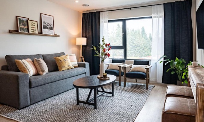 Revelstoke Apartment | Discover The Selkirk House: Family-Friendly in Revelstoke