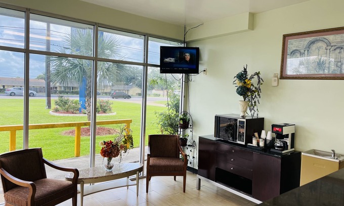 Lobdell/Woodale Hotel | Inviting Stay at The Shades Motel with Spa & Breakfast