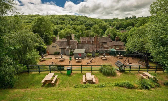 Jackfield Hotel | Guest Rated: The Shakespeare Inn with Family-Friendly Dining