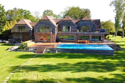 Hayling Island House | Discover The Shallows: Pet-Friendly Oceanfront Retreat