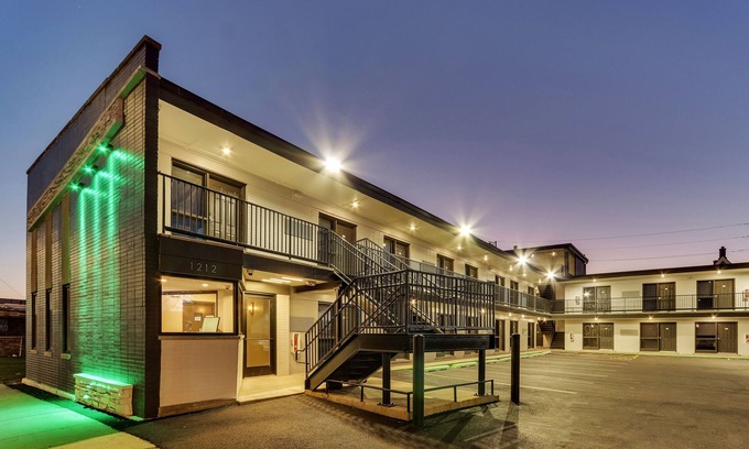 Cicero Hotel | Discover The Shamrock: Family-Friendly with Spa & Breakfast